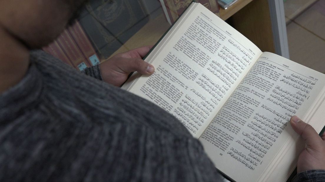 Les uit de Koran in de plaatselijke moskee