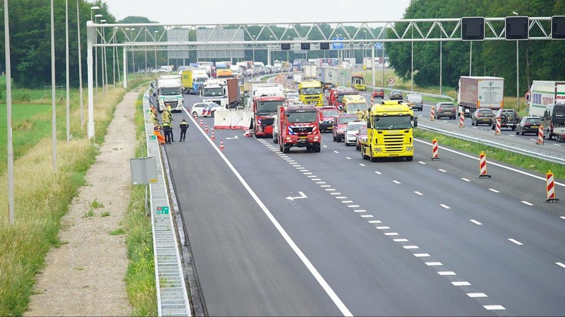 A1 bij Holten richting Twente dicht na dodelijk ongeluk