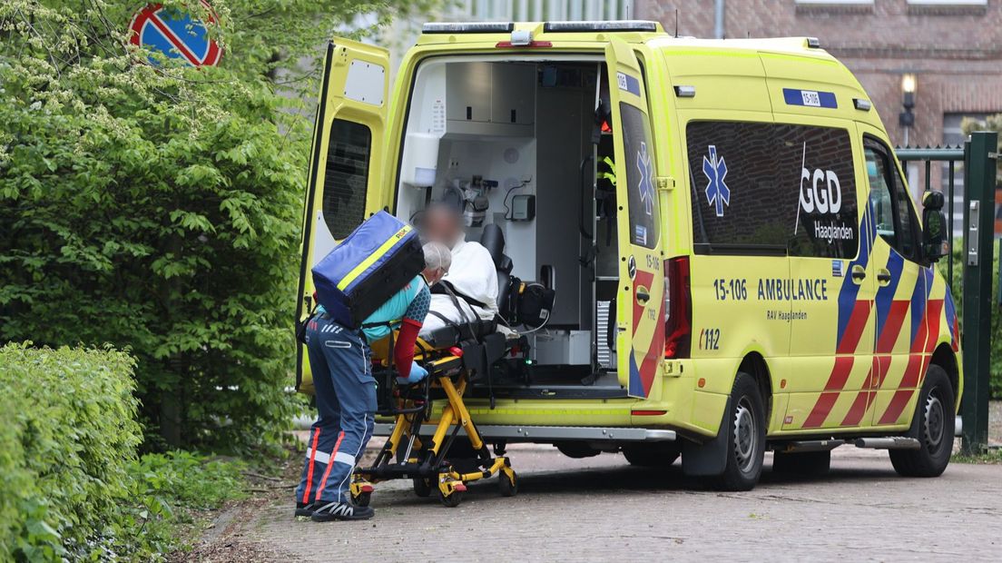 De man die gewond raakte werd naar het ziekenhuis gebracht