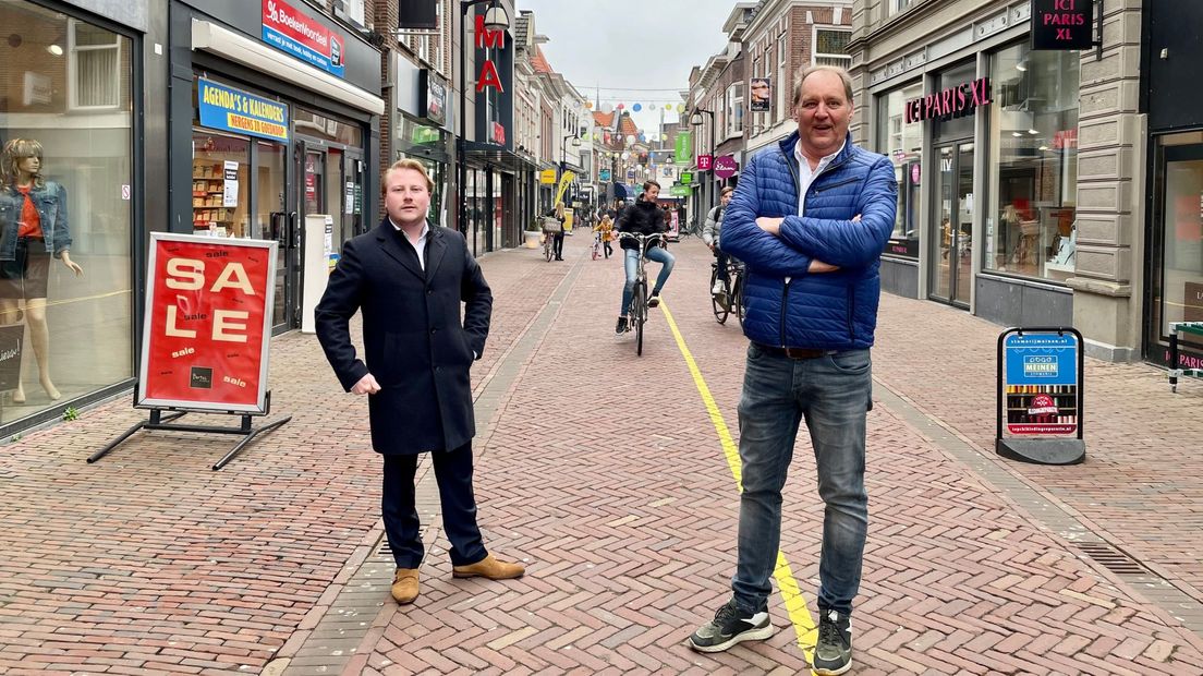 Wethouder Robin van Ulzen (Portefeuille binnenstad) en centrummanager Arnold Schuurman in de Hoofdstraat van Meppel