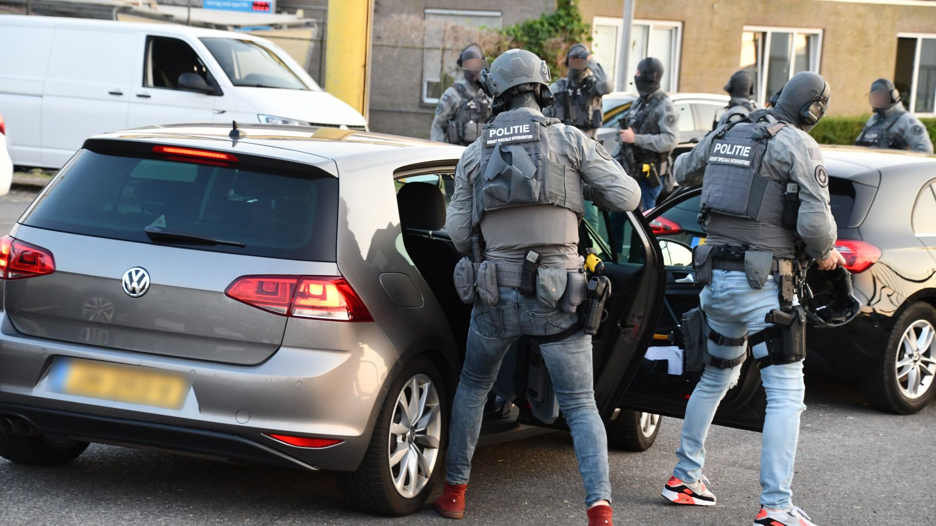 Airsoftwapens Zijn Reden Van Grote Politieactie Sas Van Gent, Vier ...