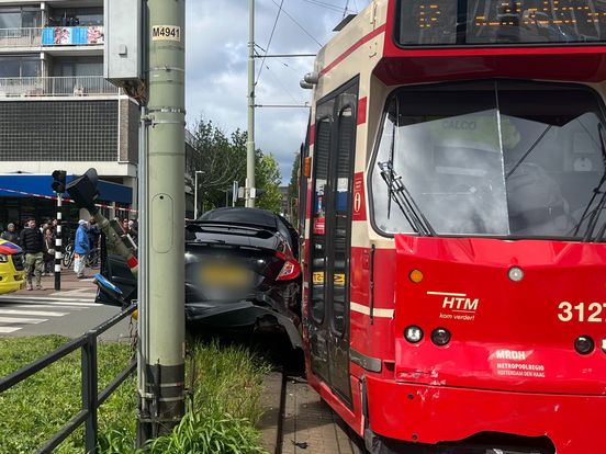 Veel schade en automobilist gewond bij botsing tussen auto en tram