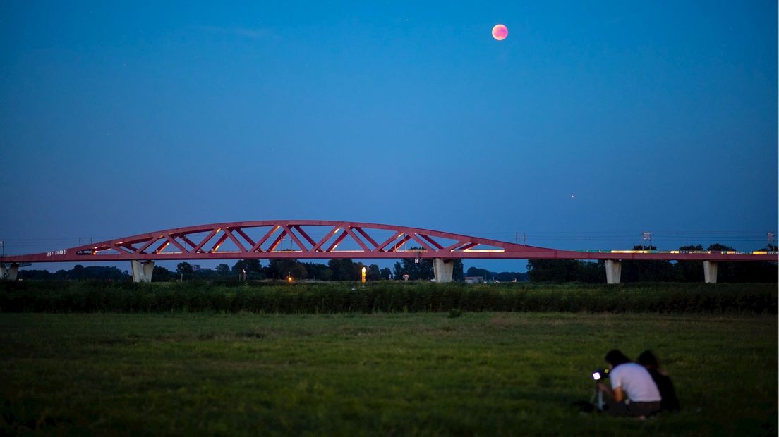 Bloedmaan boven de Hanzebrug in Zwolle