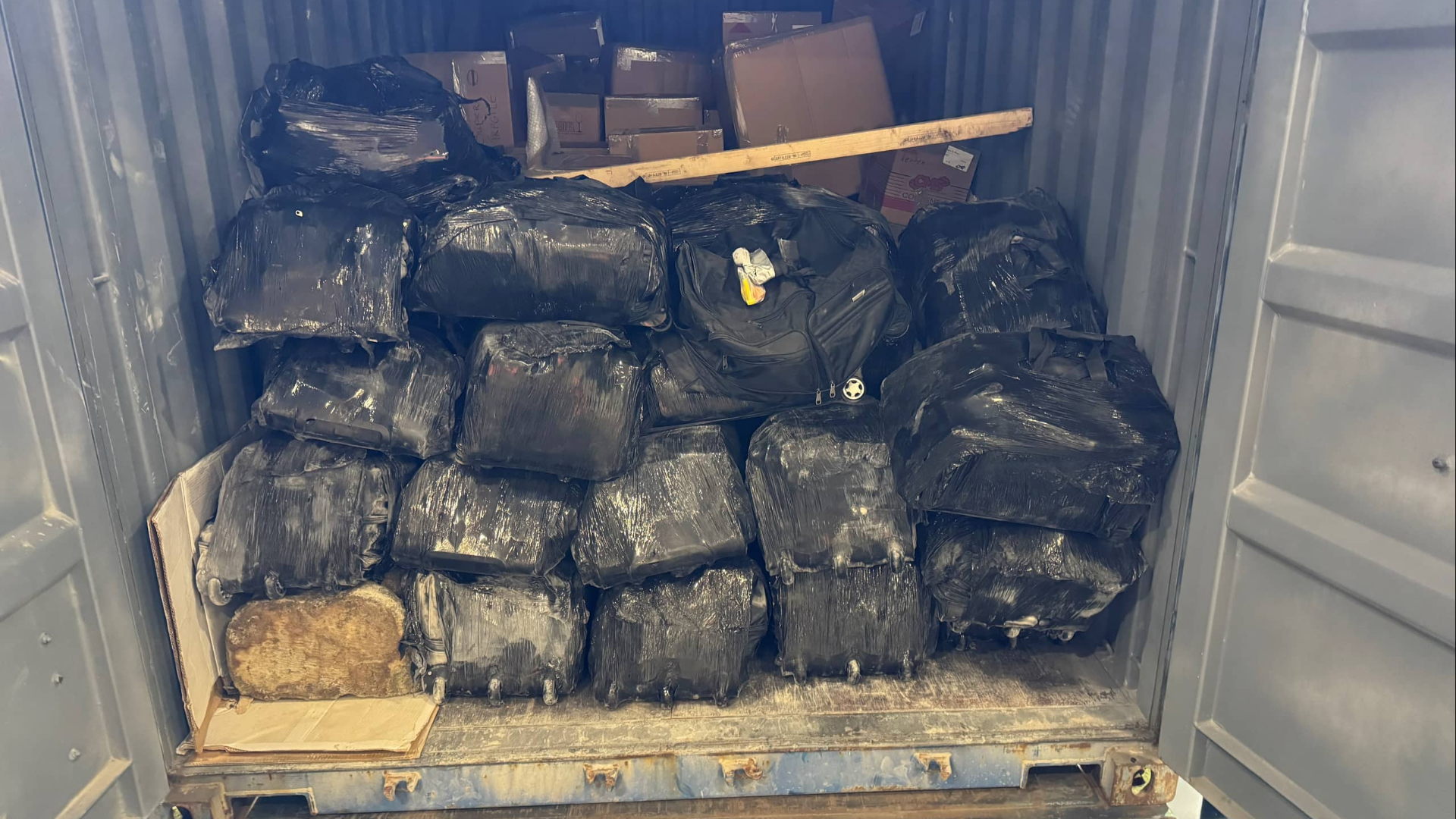 Er werden 35 tassen met cocaïne aangetroffen achter een lading verhuisspullen.