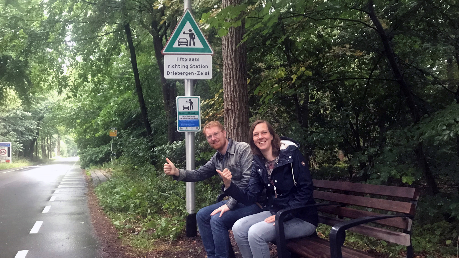 Geen bus? Dan maar liften vanaf het meerijdbankje in Austerlitz