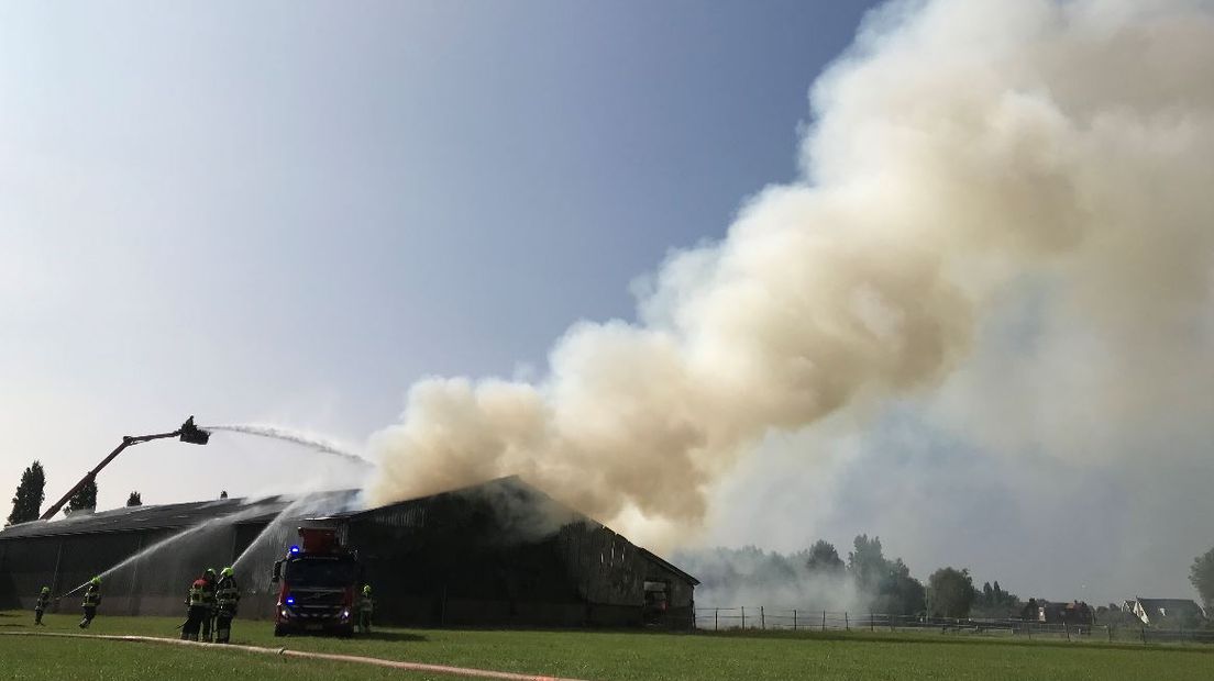 De grote brand in een schuur met hooi in Dreumel, heeft woensdag voor overlast gezorgd. De Van Heemstraweg (N322) was urenlang afgesloten omdat er een dikke brandslang over de weg lag.