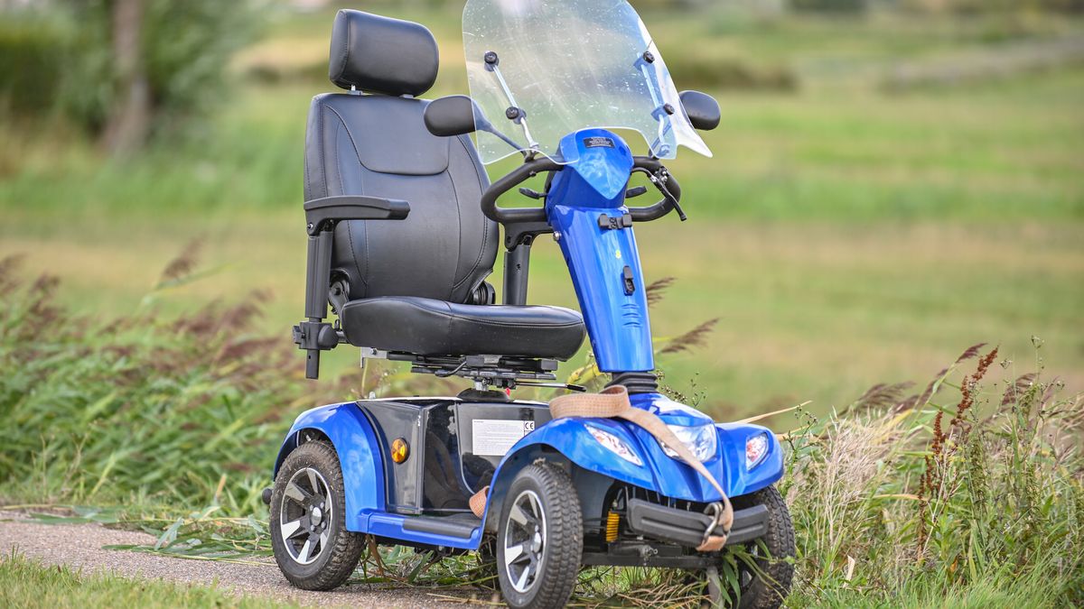 Scootmobieler uit het water gered in Oosthem