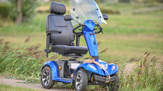 Scootmobieler uit het water gered in Oosthem Nieuws