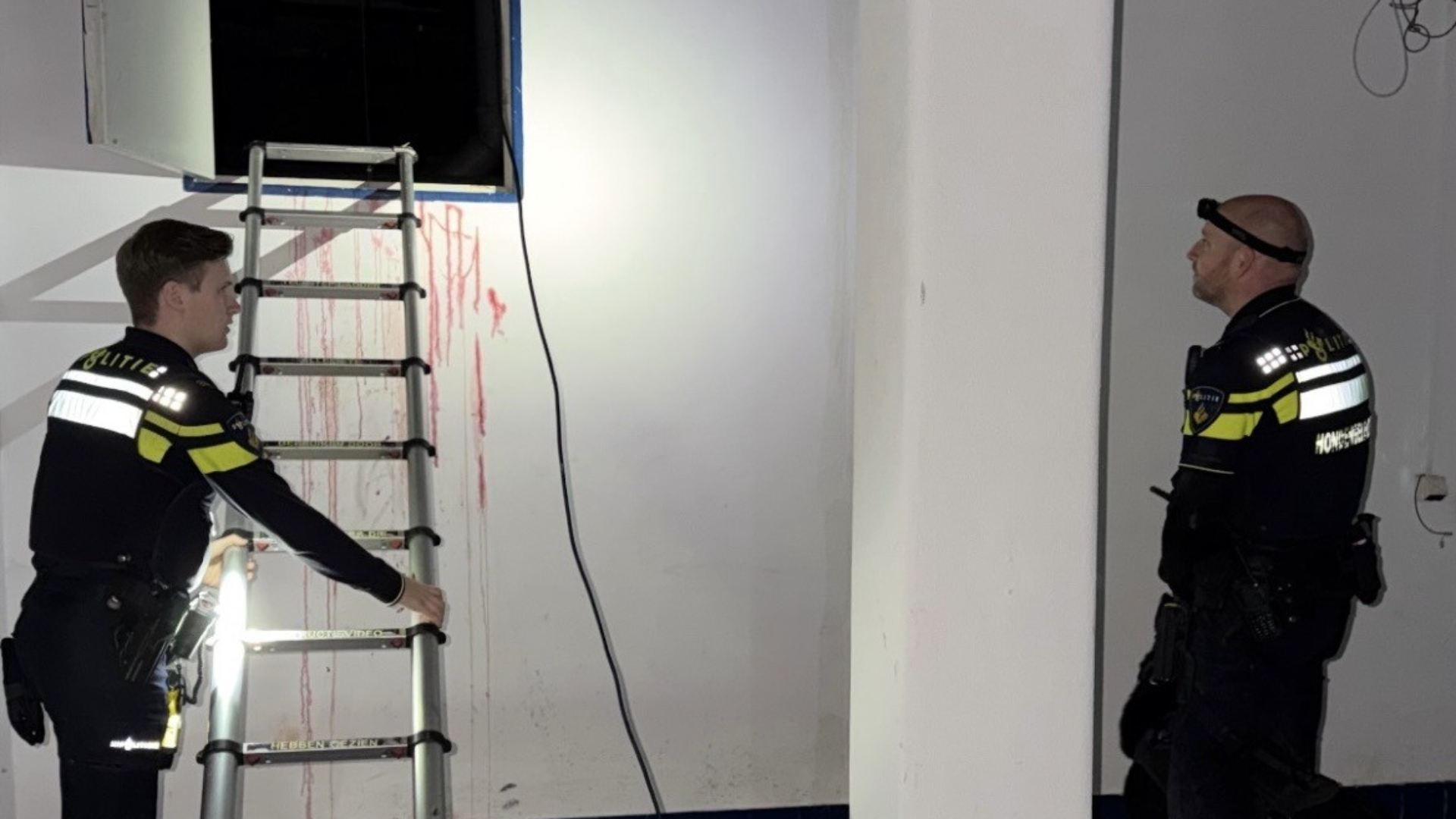 Het politiebureau is uitgebreid doorzocht, maar agenten vonden niemand.