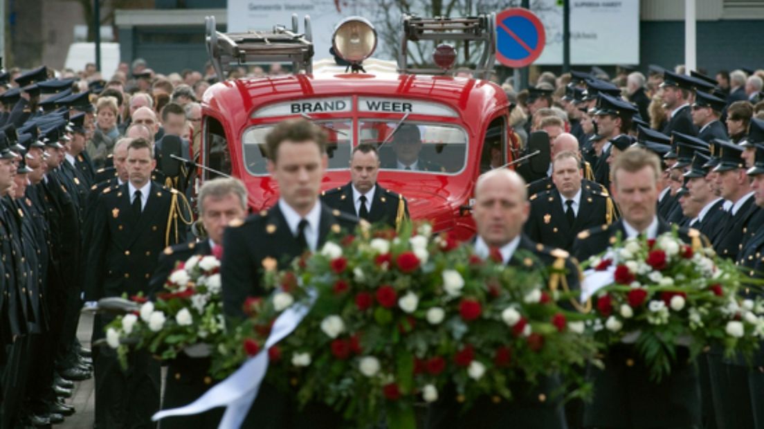 De uitvaart van brandweerman Wiebe de Vries in 2010