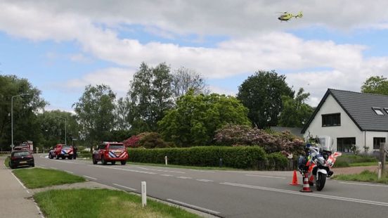 Fietser overleden na botsing met motorrijders van marechaussee.