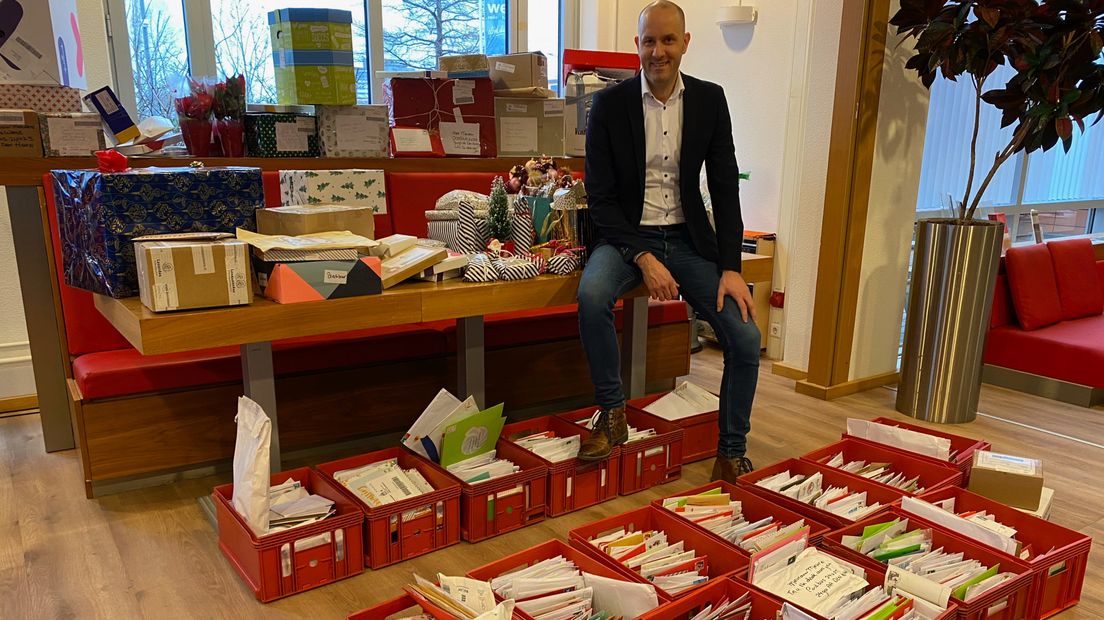 Presentator Johan Overdevest met alle post