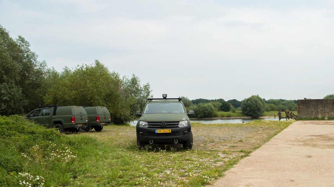 Militairen trainen bij de IJssel