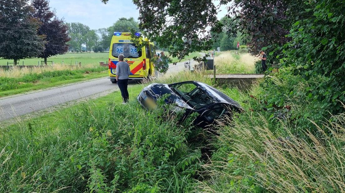 Een van de auto's kwam in een sloot terecht