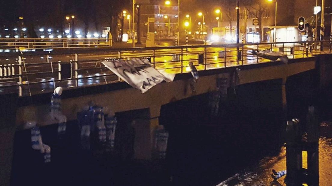 Praat mee: Het ophangen van poppen aan een brug is geen 'ludieke supportersactie' meer