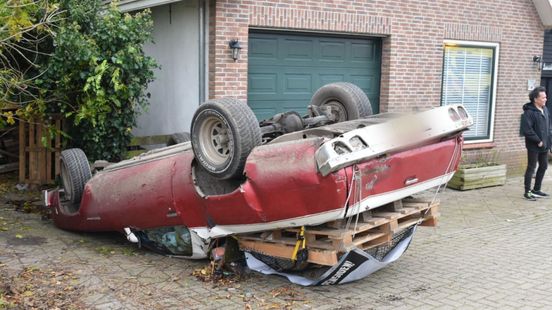 Ondersteboven na botsing • pony dood door ongeluk. Ondersteboven na botsing • pony dood door ongeluk.