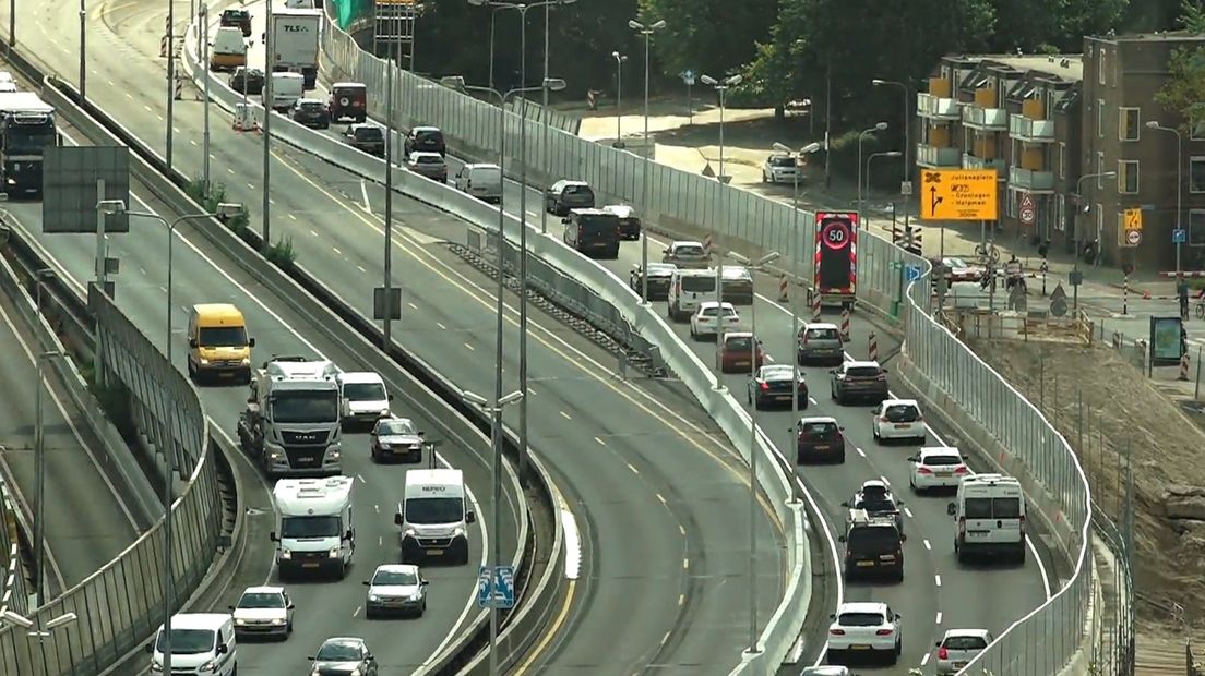 Verkeer rond de stad Groningen groeit en groeit; hier de tijdelijke ringweg.