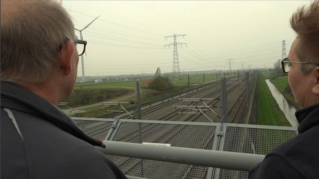 In de buurtschap Reeth, onder de rook van Elst, snakten bewoners ernaar: iets positiefs. Die bewoners hebben het de afgelopen jaren flink te verduren gekregen: de A15 ligt in de achtertuin met daarnaast de Betuweroute, er kwam een windmolenpark bij, een gigantisch bedrijventerrein en er ligt een plan voor Railterminal Gelderland. Als pleister op de wonden krijgt de gemeenschap vandaag plaatsnaambordjes en wordt er een buurtfeest gehouden.