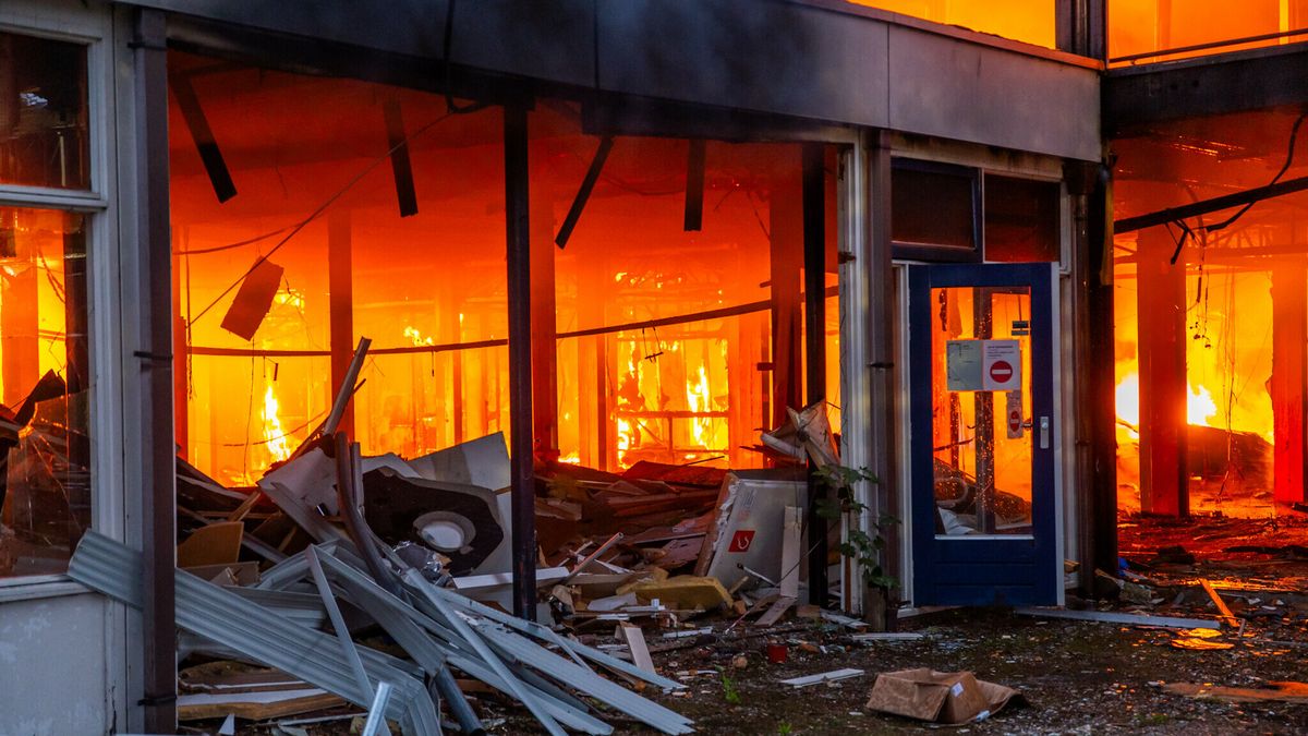 Brand in oud schoolgebouw | Wasbeerhond aangereden tussen Balk en Bolsward