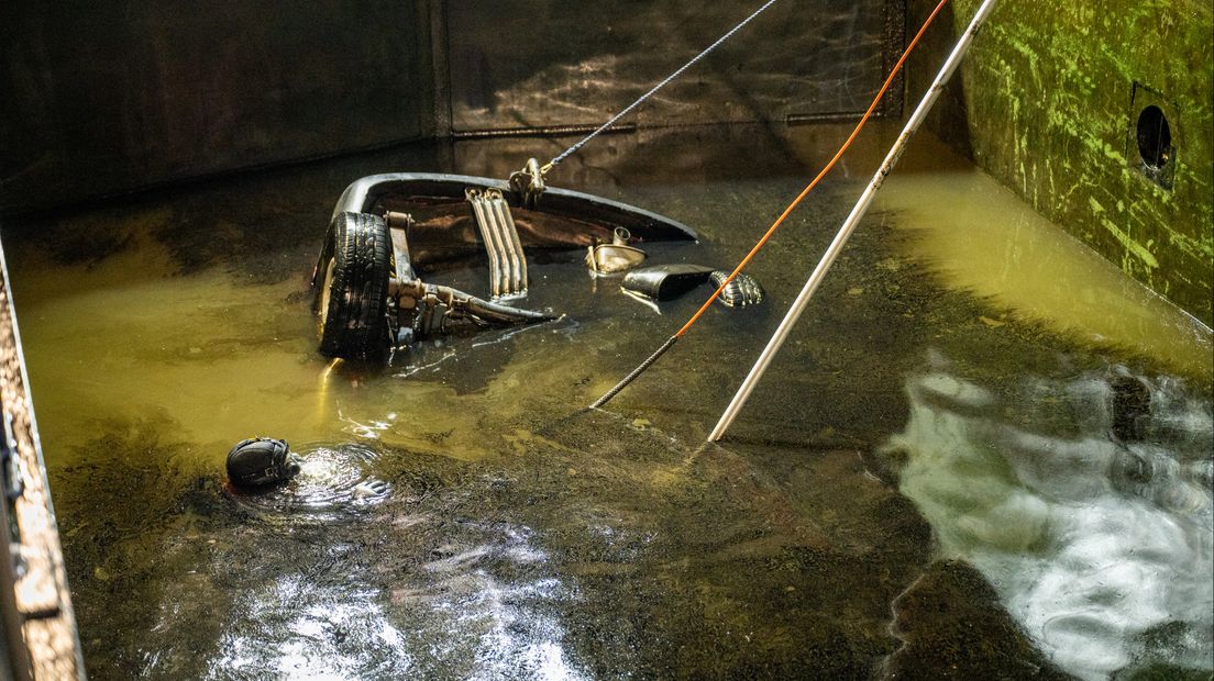 De auto kwam ondersteboven in de sluis terecht