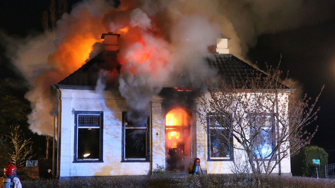 De uitslaande brand woedde aanvankelijk vooral in het linkerdeel van het huis