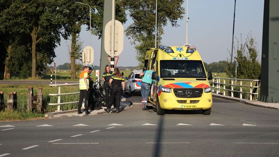 Dakbrand bij Boschuis • Fietser gewond bij ongeval. Dakbrand bij Boschuis • Fietser gewond bij ongeval.