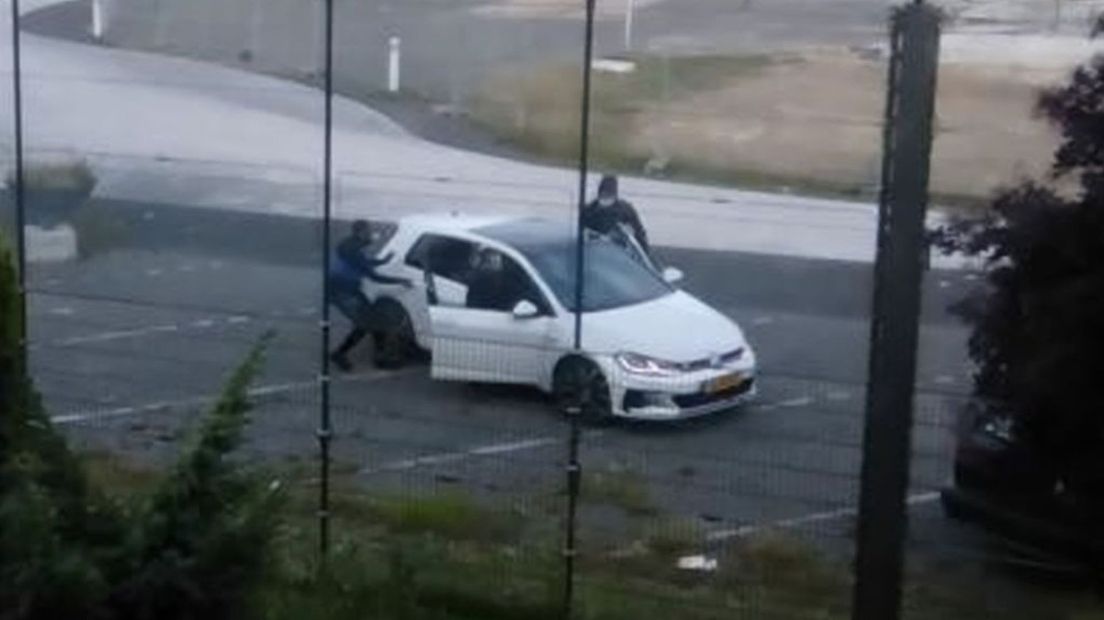 De vluchters stappen in de auto die klaarstaat.