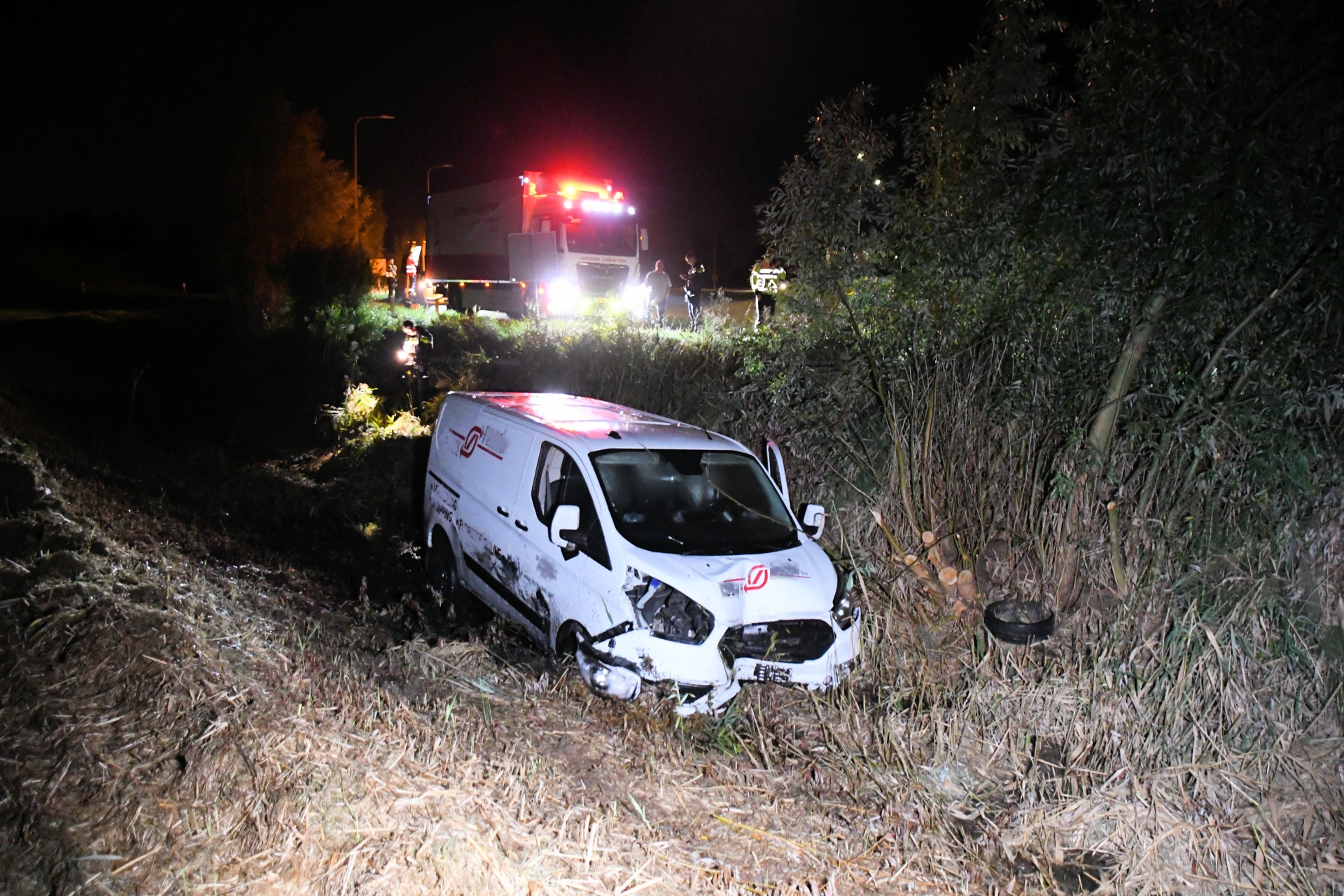 Automobilist rijdt van de weg af op N57