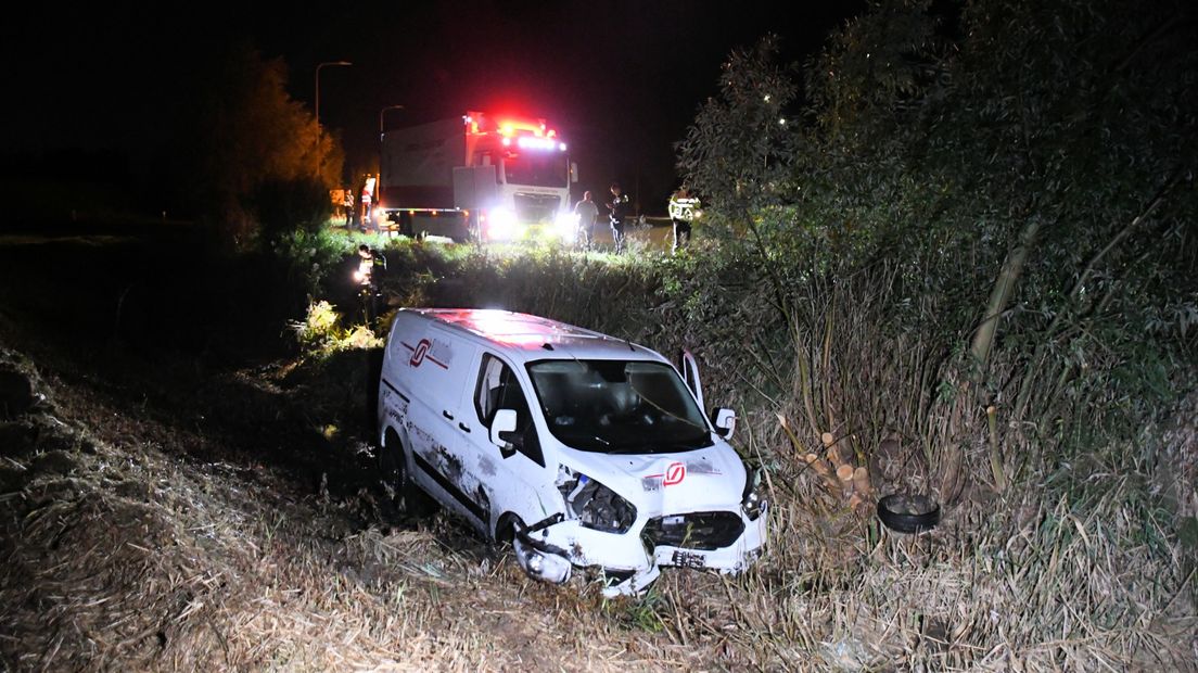 Automobilist rijdt van de weg af op N57