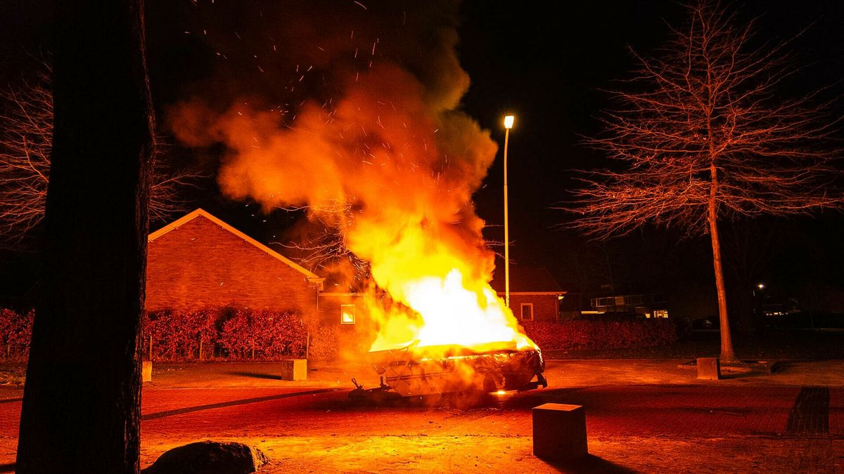 Vouwwagen in de fik in Bovensmilde, ook bootje in Hoogersmilde in brand