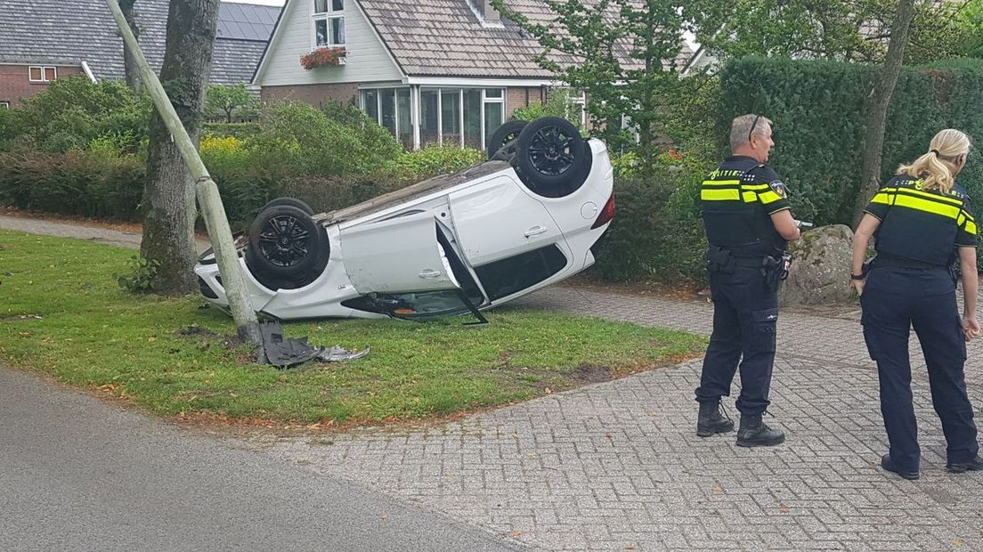 De auto is naast de weg beland