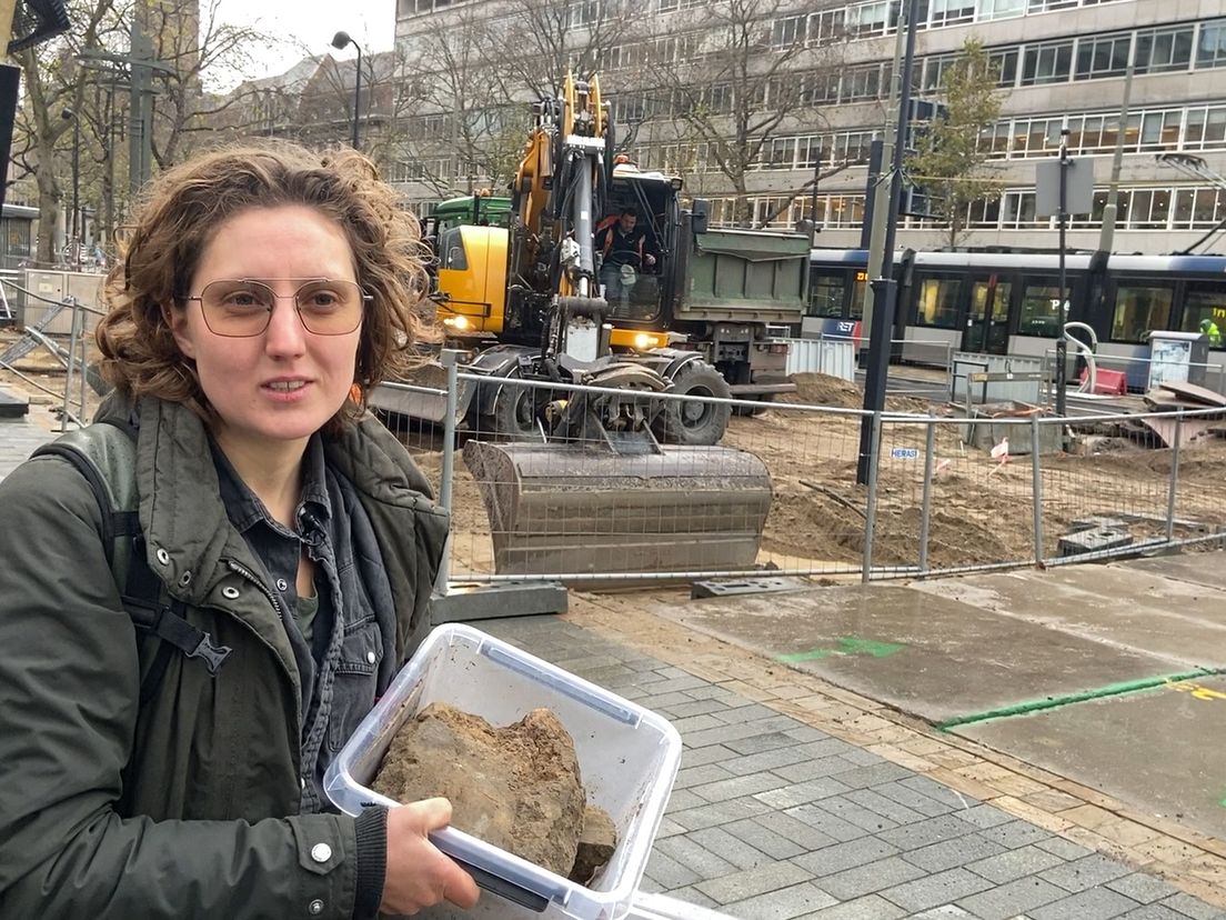 Iris Veentjer verzamelt klei op de CoolsingelBakkie Trots