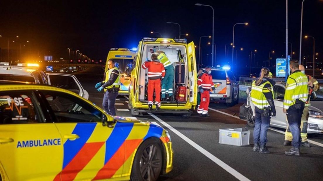 Ambulances bij het ernstige ongeluk op de A4 bij Hoofddop