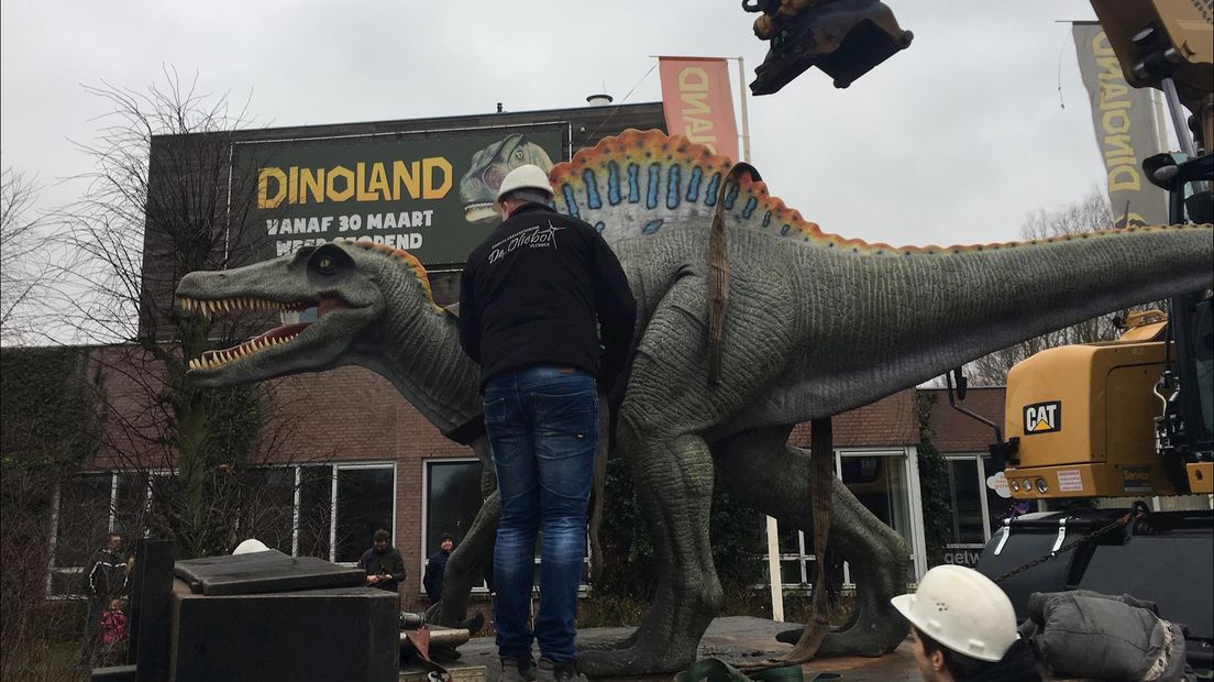 De ontvoerde dinosaurussen arriveren bij Dinoland