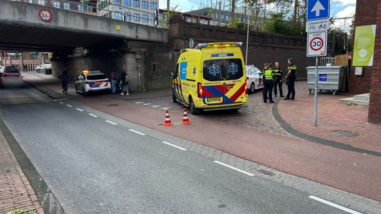 112 Nieuws: Dader op de vlucht na aanrijden scooter in Deventer | 45 Kilometerauto en personenauto gekanteld; Ommerweg afgeslote 112 Nieuws: Dader op de vlucht na aanrijden scooter in Deventer | 45 Kilometerauto en personenauto gekanteld; Ommerweg afgeslote