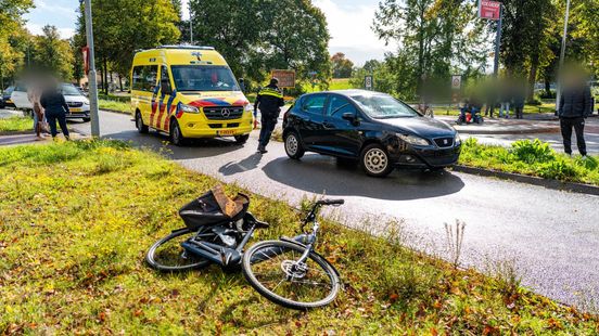 Auto schept fietsende vrouw op Hoofdweg in Harderwijk