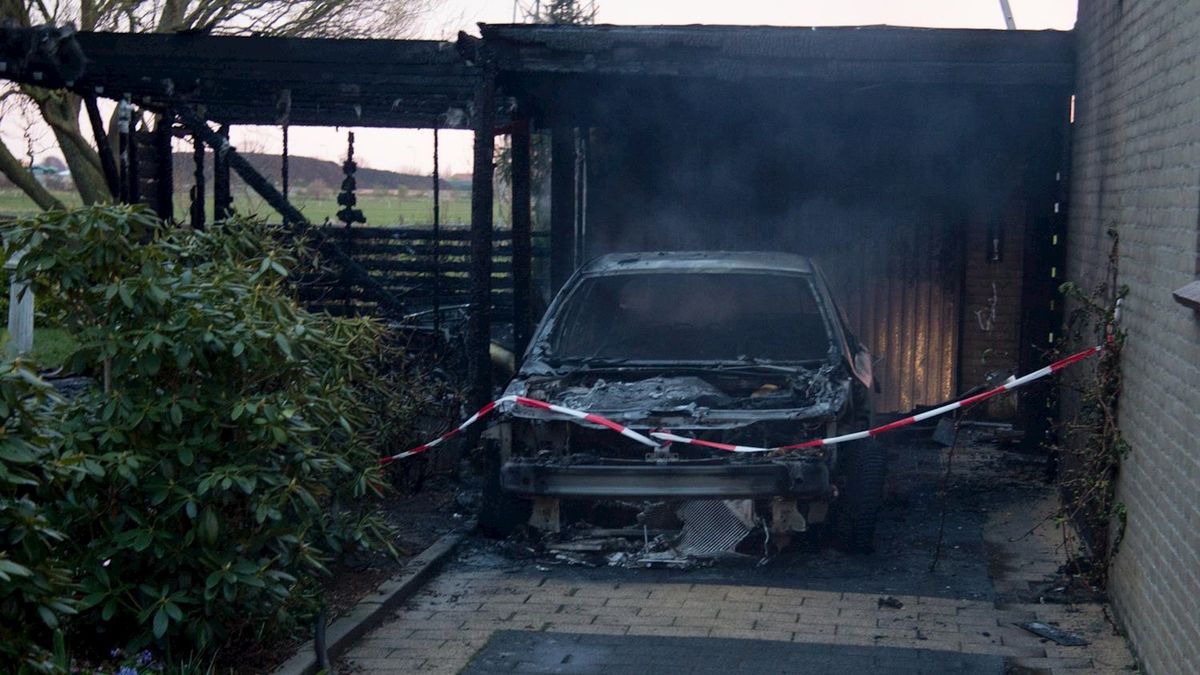 Brand verwoest auto en carports Lierderholthuis
