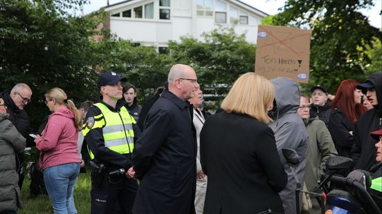 Burgemeester Heerts spreekt met omwonenden na onrust rond asielopvang