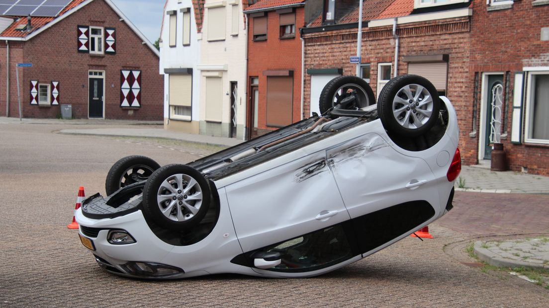 Bij een botsing in Sas van Gent is dinsdagmiddag een personenauto op zijn kop terecht gekomen.