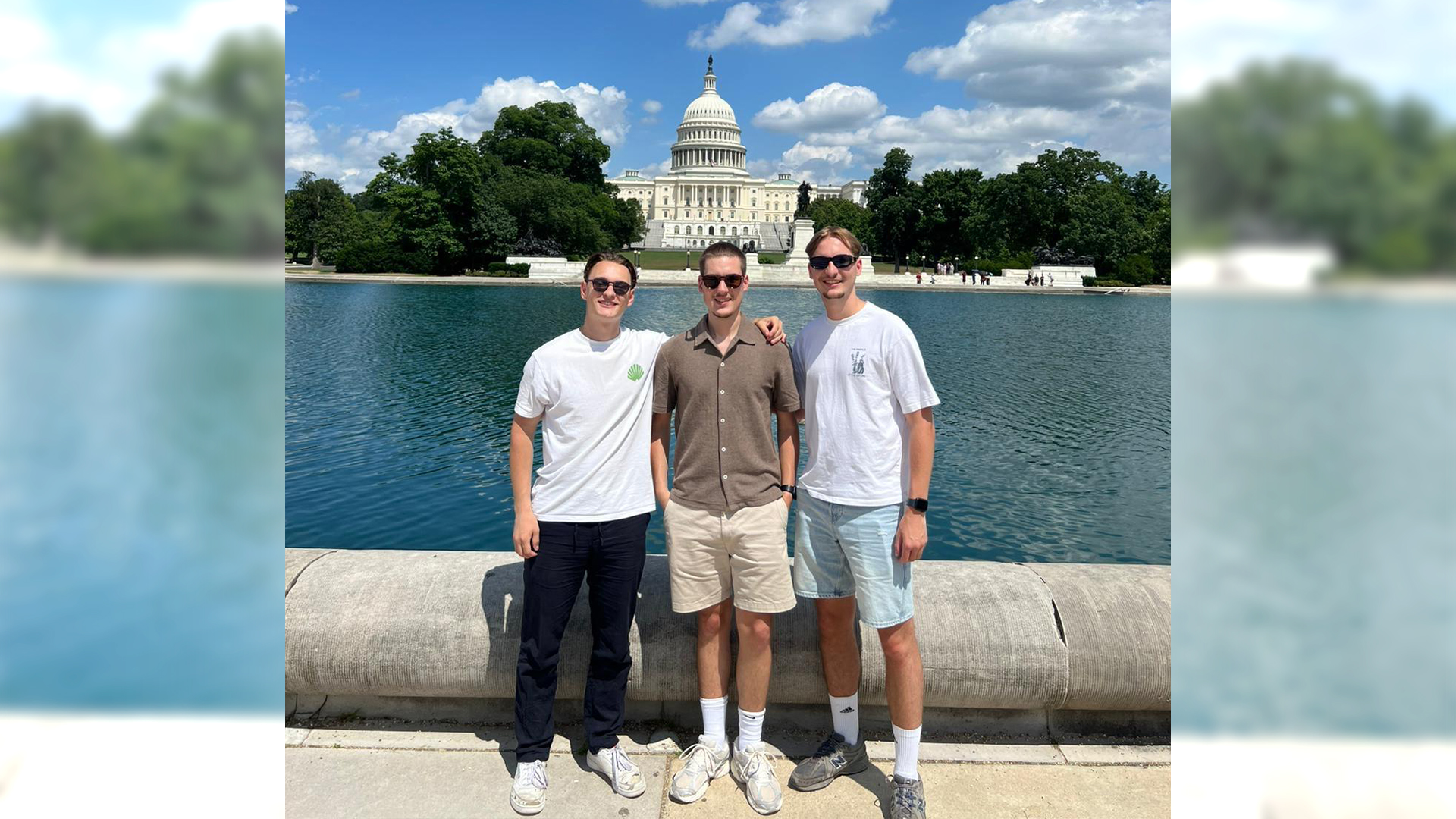 Foar it Capitool yn Washington mei twa Nederlânske freonen dy't er dêr troffen hat