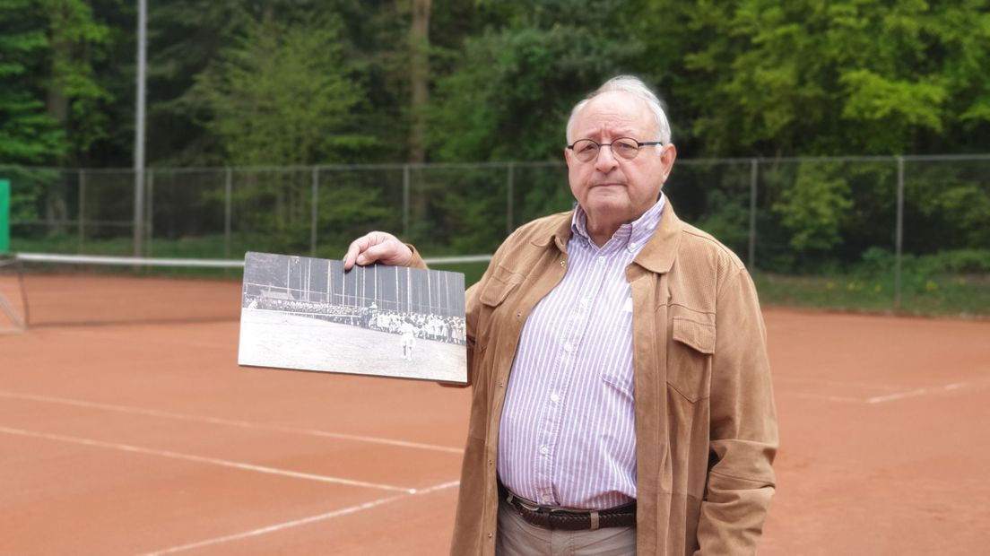 Historicus Michiel Gerding op de plek van de tenniswedstrijd op een van de vijf foto's