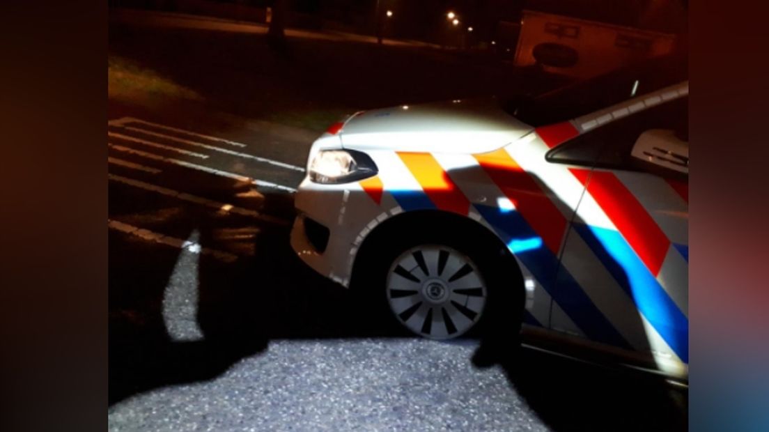 De politiewagen raakte zwaar beschadigd (Rechten: Facebook Politie Zuidoost-Drenthe)