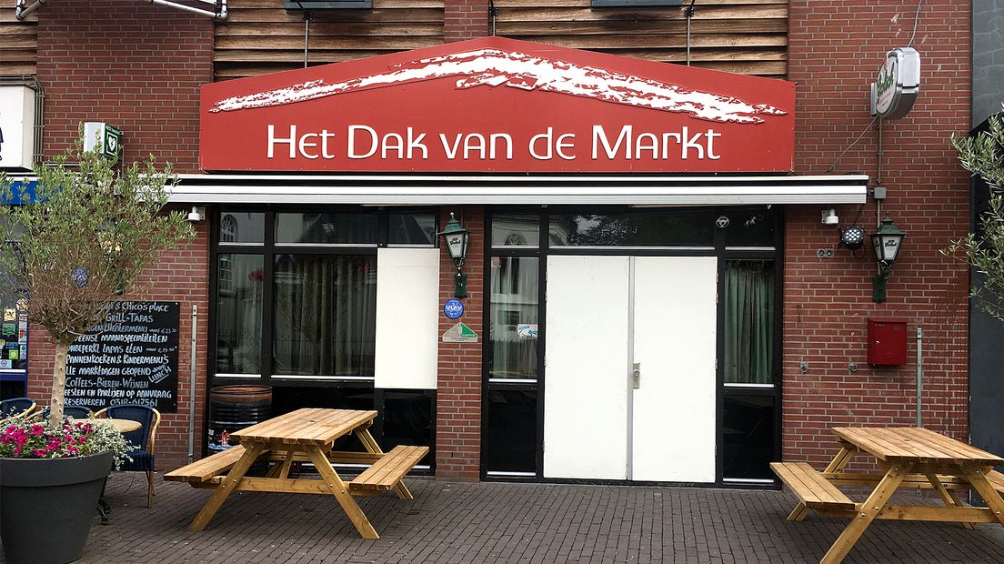Ramen en deuren van Het Dak van de Markt dichtgetimmerd na beschietingen vorig jaar.