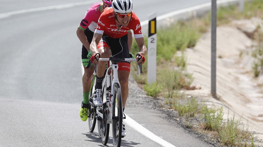 Bauke Mollema trapt flink door tijdens een etappe in deze Vuelta