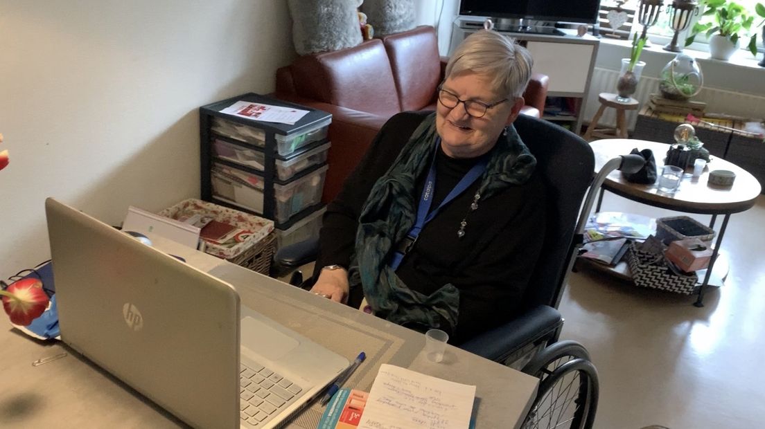 Alie Pepping (68) achter haar laptop
