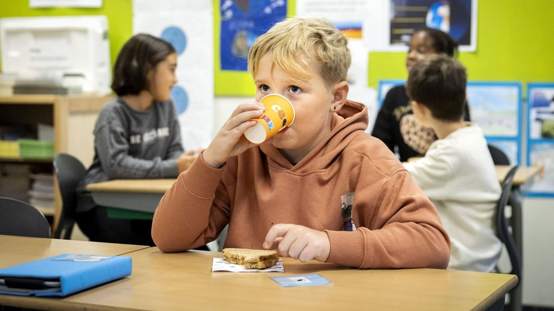 Een kind krijgt ontbijt op school