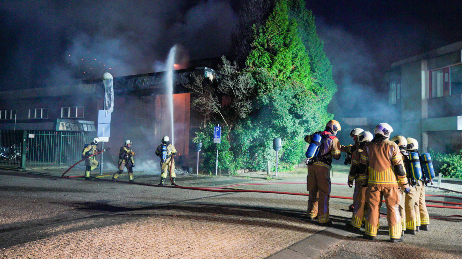 Grote brand bij bedrijfspand in Houten