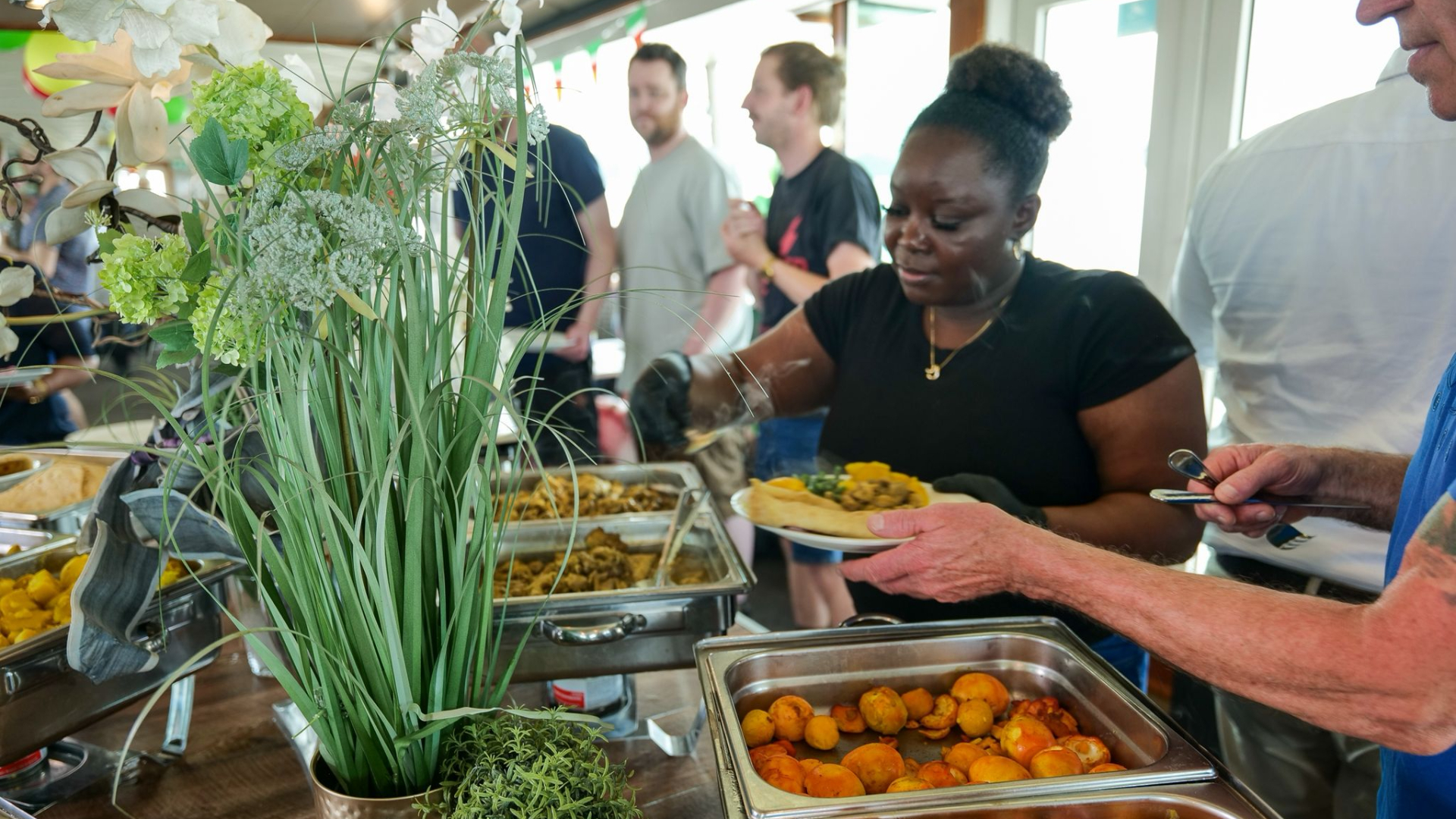 Een kokkin schepte kip op vanuit een buffetbak