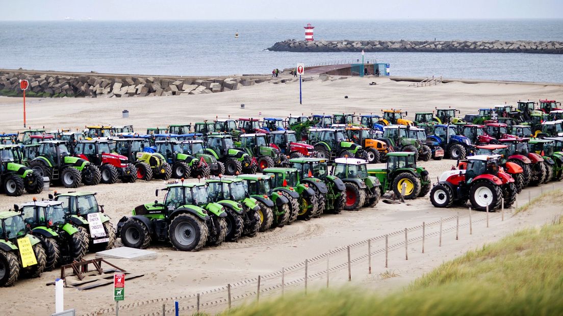 Bij het boerenprotest in 2020 parkeerden veel boeren hun trekker ook al op het strand