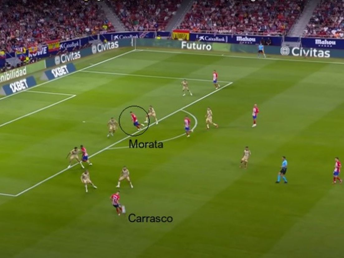 Carrasco kapt naar binnen en geeft voor op Morata.